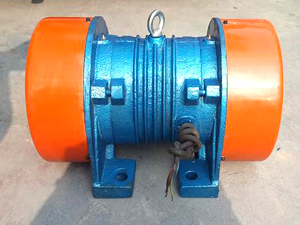 利用軸及偏心塊高速旋轉(zhuǎn)產(chǎn)生的離心力得到激振力